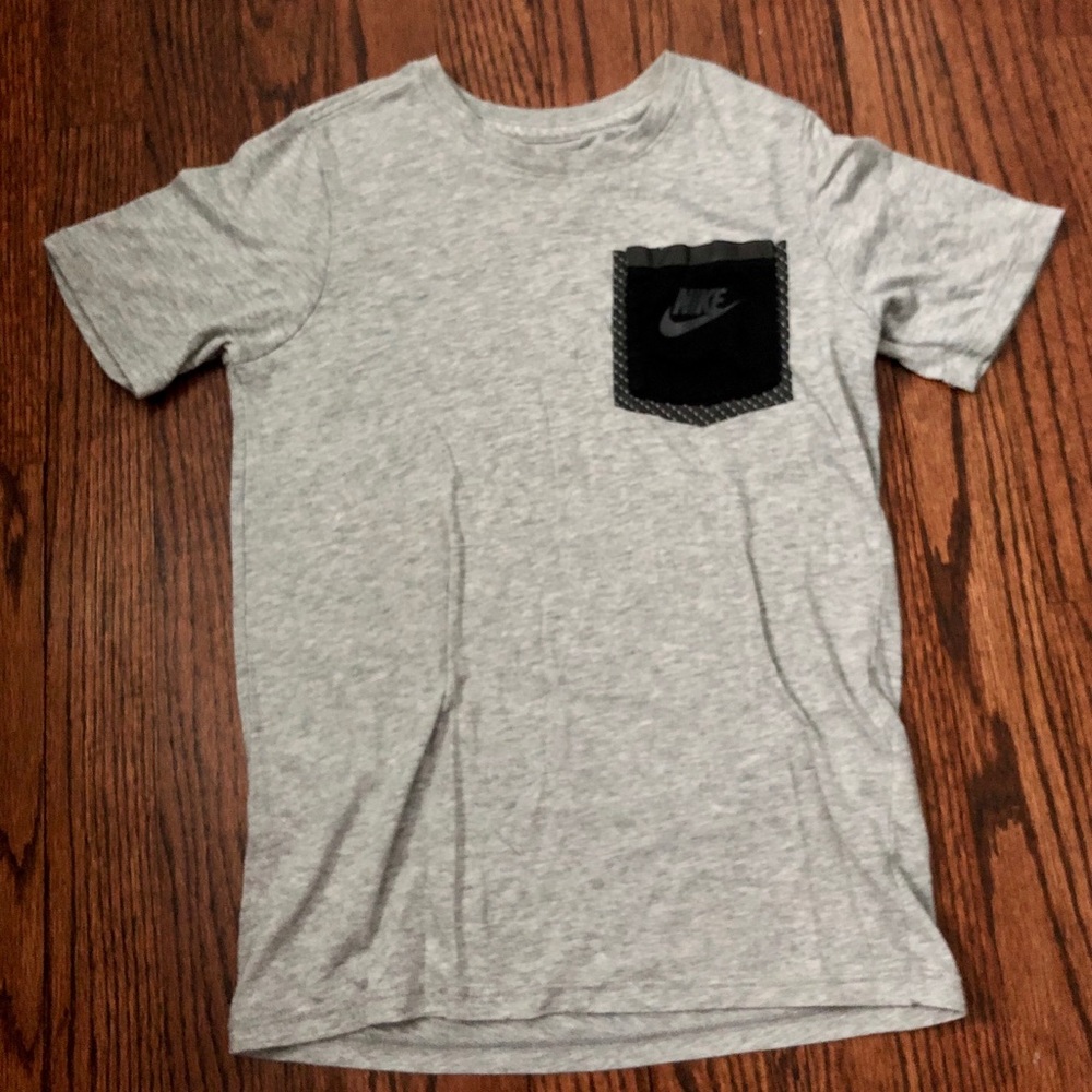 NIKE Pocket Tee. Size Small (8)